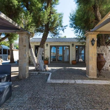 Villa Proto Helidoni - A Cozy Beachfront Villa Petres  المظهر الخارجي الصورة