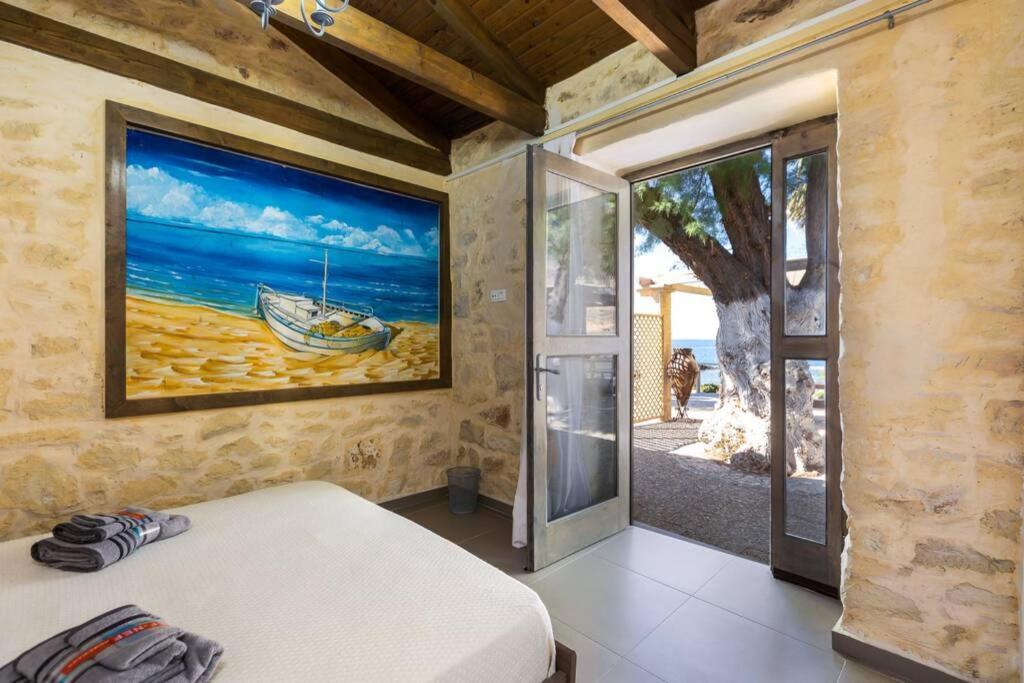 Villa Proto Helidoni - A Cozy Beachfront Villa Petres  المظهر الخارجي الصورة