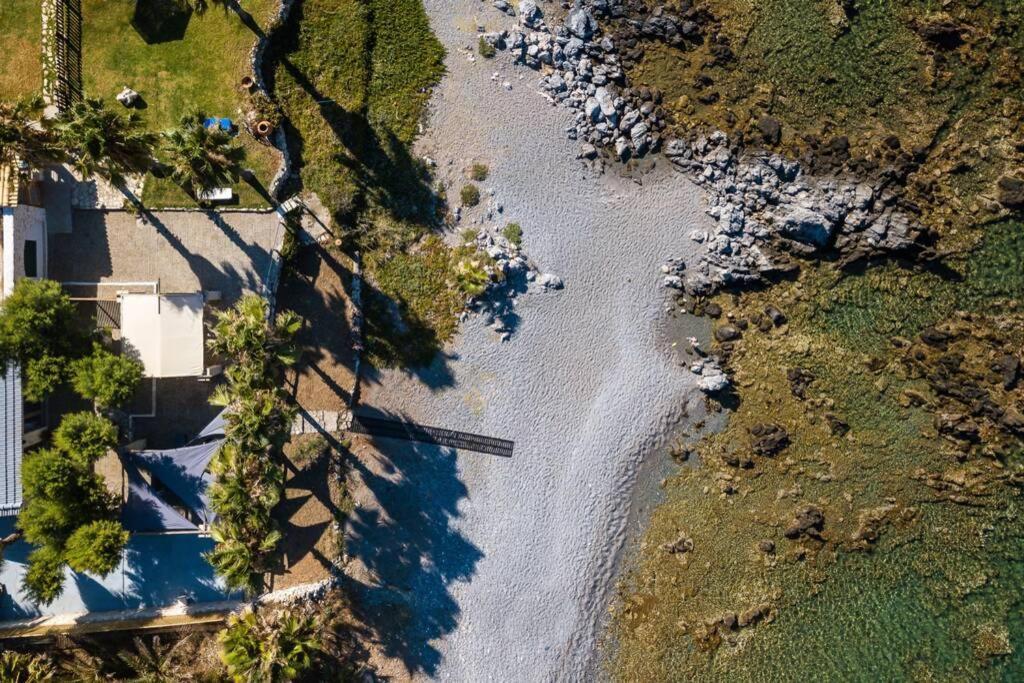 Villa Proto Helidoni - A Cozy Beachfront Villa Petres  المظهر الخارجي الصورة