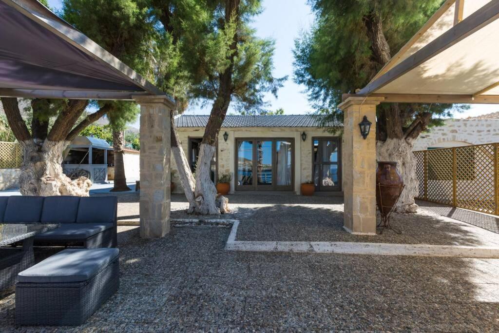 Villa Proto Helidoni - A Cozy Beachfront Villa Petres  المظهر الخارجي الصورة