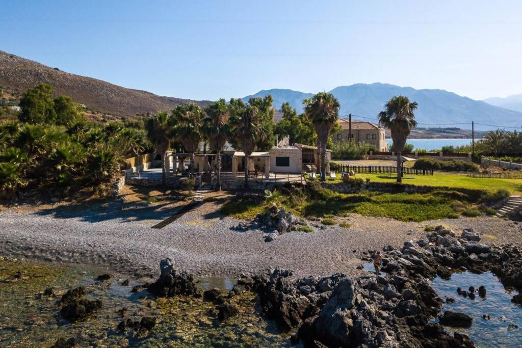 Villa Proto Helidoni - A Cozy Beachfront Villa Petres  المظهر الخارجي الصورة