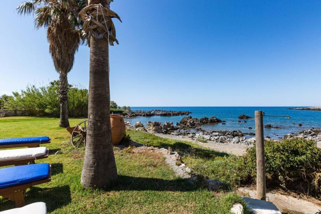 Villa Proto Helidoni - A Cozy Beachfront Villa Petres  المظهر الخارجي الصورة