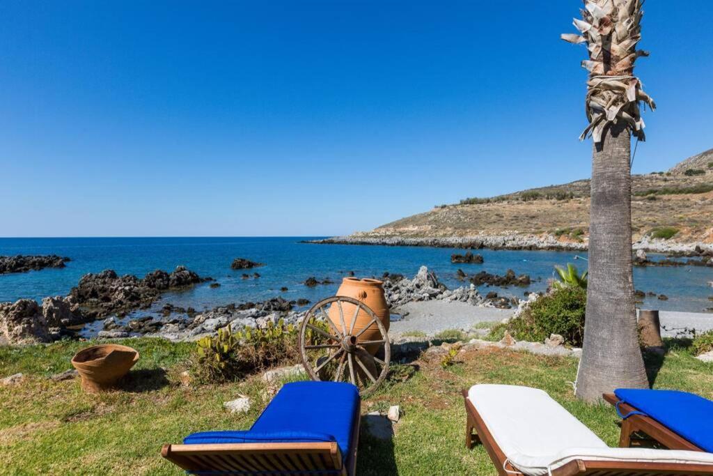 Villa Proto Helidoni - A Cozy Beachfront Villa Petres  المظهر الخارجي الصورة