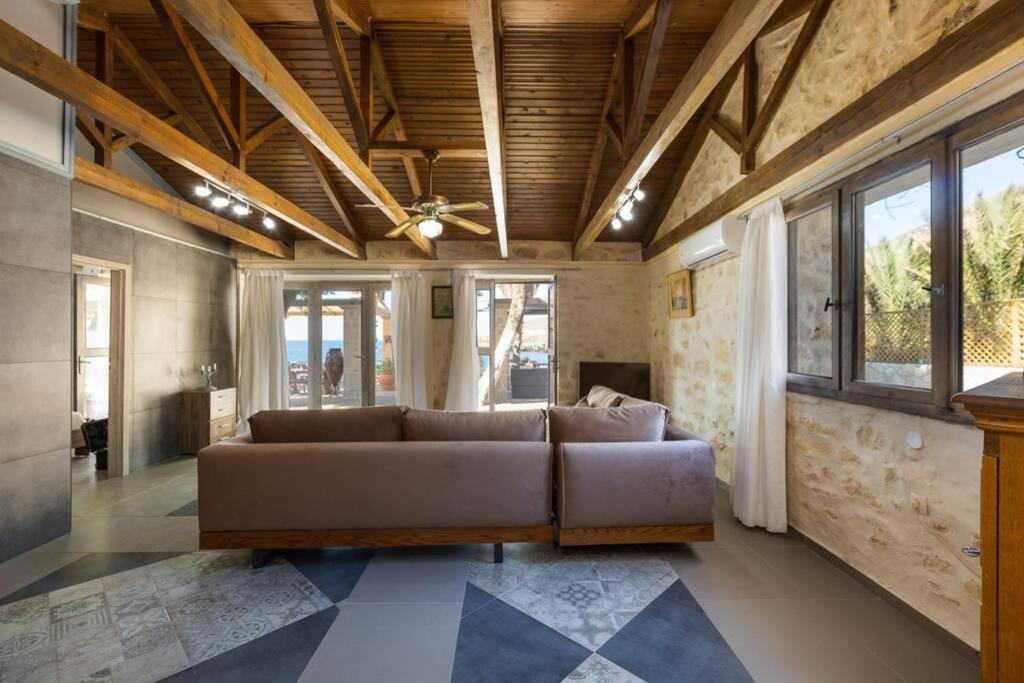 Villa Proto Helidoni - A Cozy Beachfront Villa Petres  المظهر الخارجي الصورة