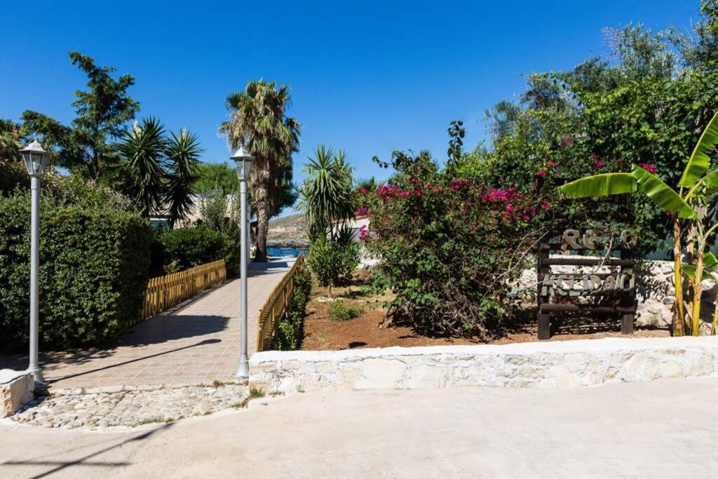 Villa Proto Helidoni - A Cozy Beachfront Villa Petres  المظهر الخارجي الصورة