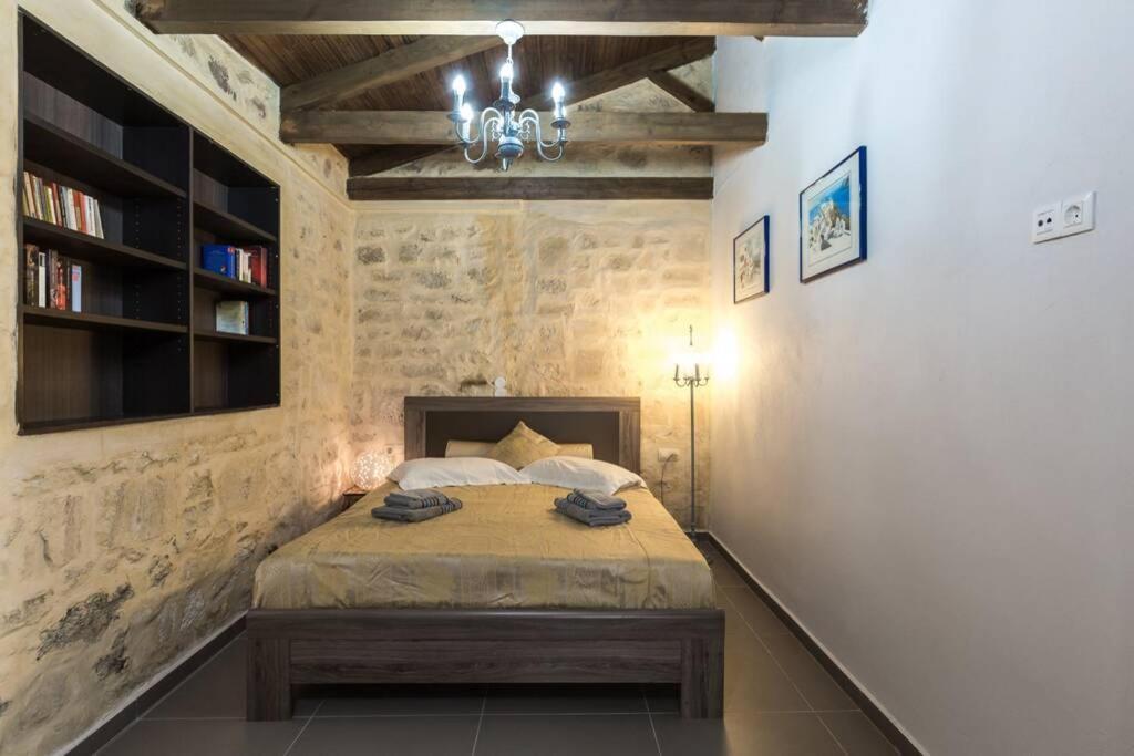 Villa Proto Helidoni - A Cozy Beachfront Villa Petres  المظهر الخارجي الصورة