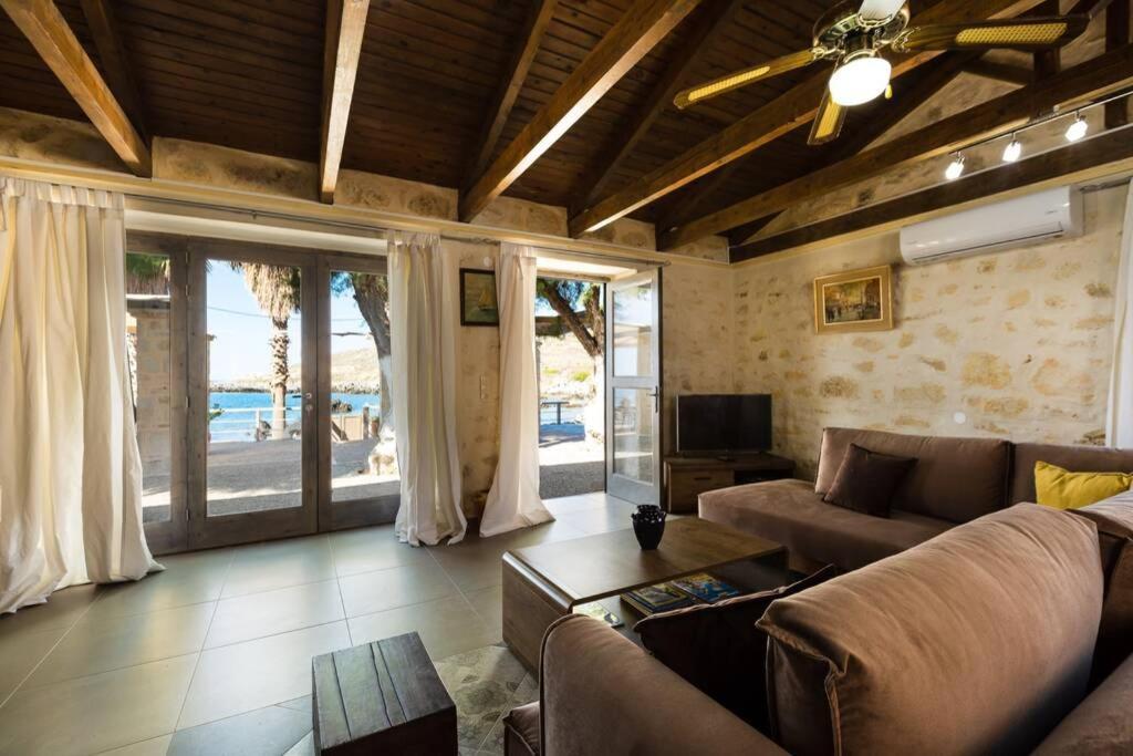 Villa Proto Helidoni - A Cozy Beachfront Villa Petres  المظهر الخارجي الصورة