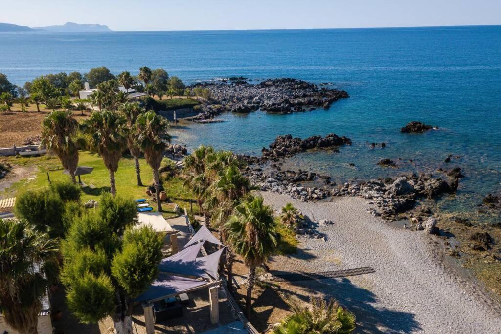 Villa Proto Helidoni - A Cozy Beachfront Villa Petres  المظهر الخارجي الصورة