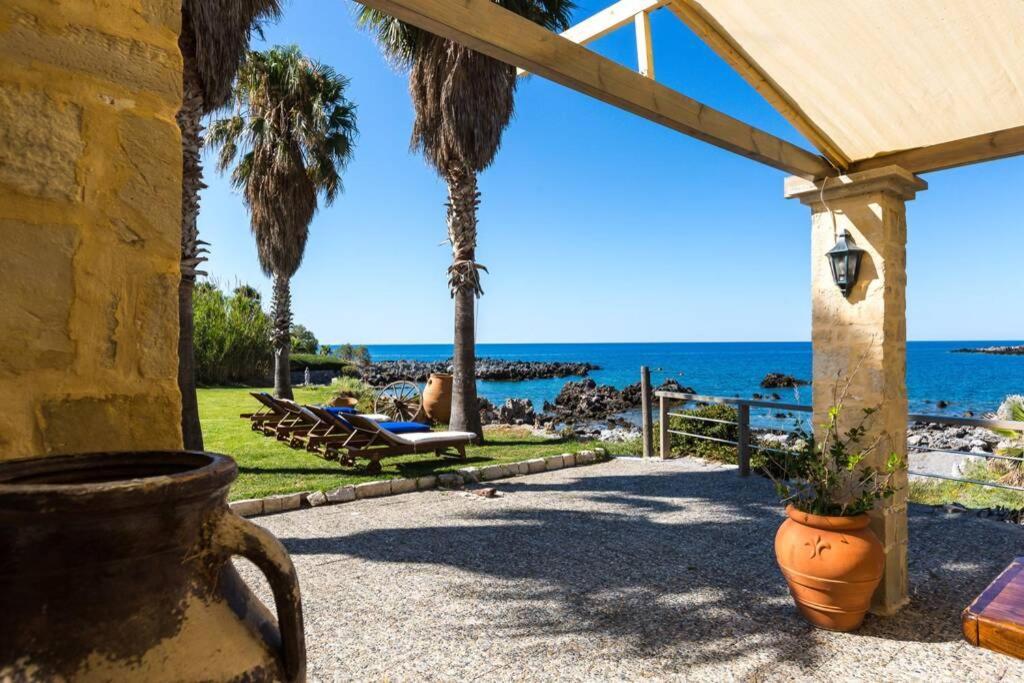 Villa Proto Helidoni - A Cozy Beachfront Villa Petres  المظهر الخارجي الصورة