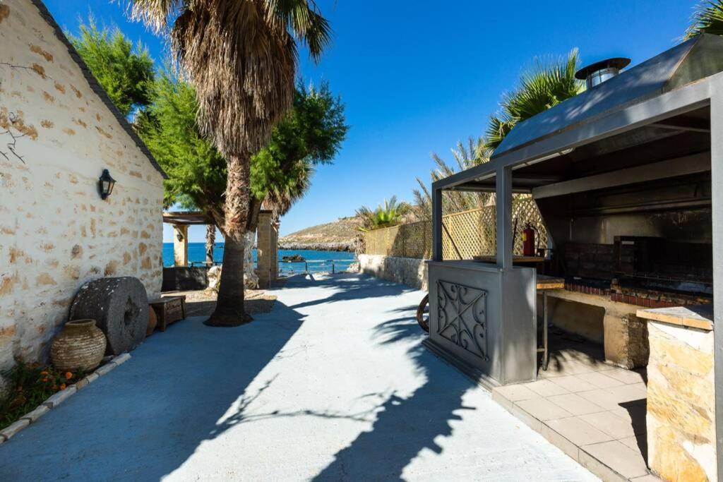 Villa Proto Helidoni - A Cozy Beachfront Villa Petres  المظهر الخارجي الصورة