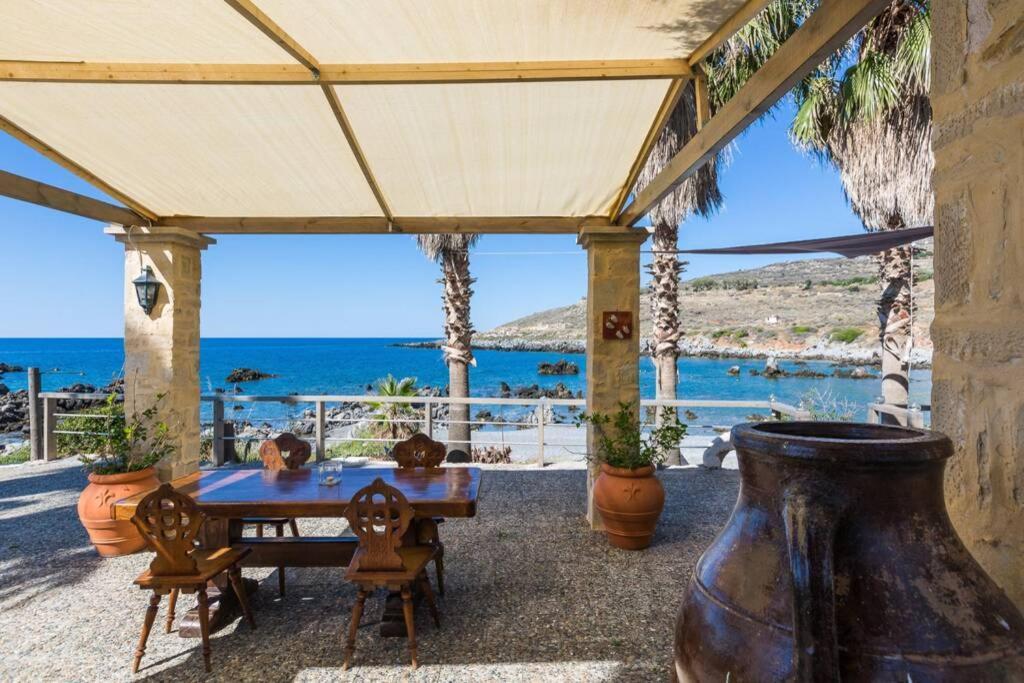 Villa Proto Helidoni - A Cozy Beachfront Villa Petres  المظهر الخارجي الصورة