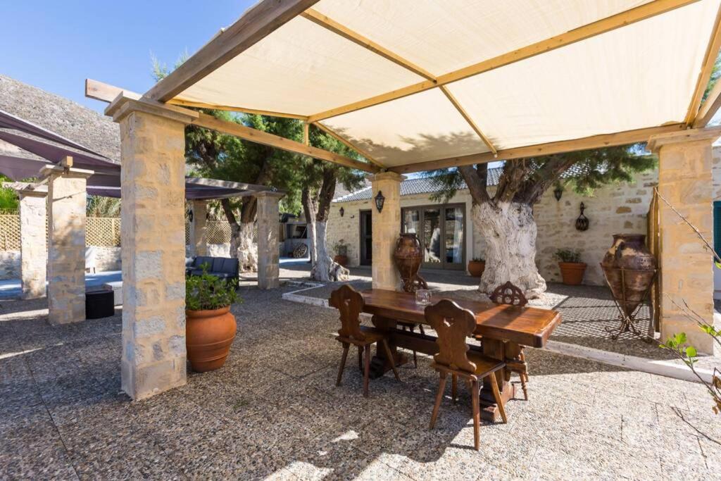 Villa Proto Helidoni - A Cozy Beachfront Villa Petres  المظهر الخارجي الصورة