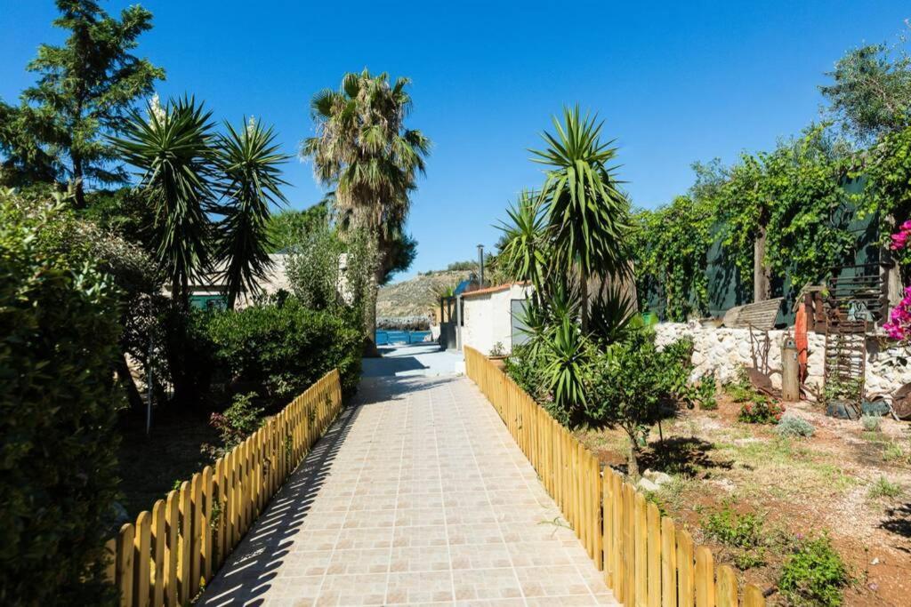 Villa Proto Helidoni - A Cozy Beachfront Villa Petres  المظهر الخارجي الصورة
