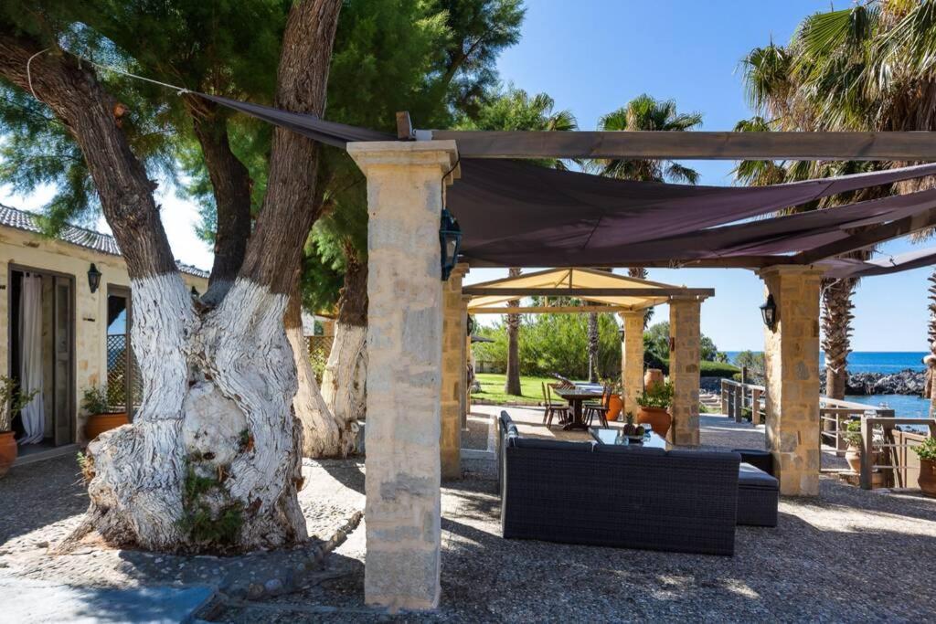 Villa Proto Helidoni - A Cozy Beachfront Villa Petres  المظهر الخارجي الصورة