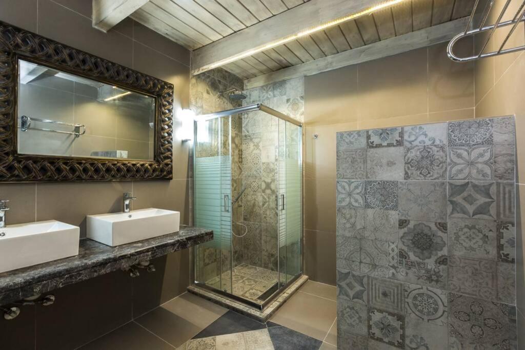 Villa Proto Helidoni - A Cozy Beachfront Villa Petres  المظهر الخارجي الصورة