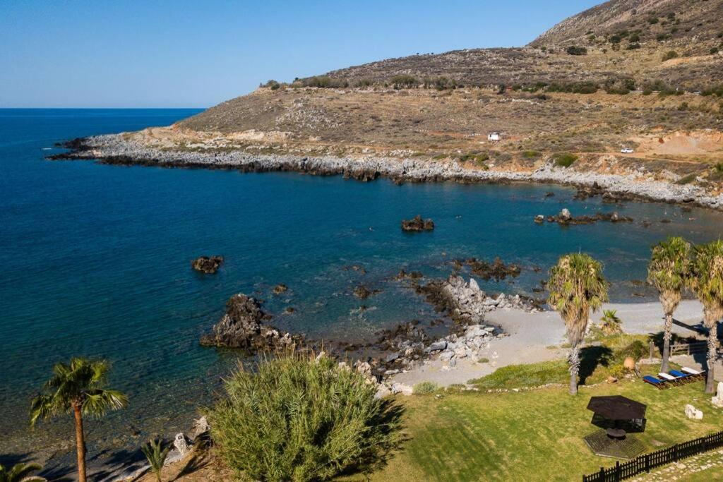 Villa Proto Helidoni - A Cozy Beachfront Villa Petres  المظهر الخارجي الصورة