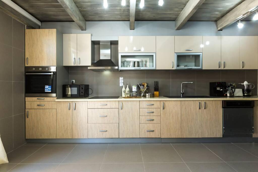 Villa Proto Helidoni - A Cozy Beachfront Villa Petres  المظهر الخارجي الصورة