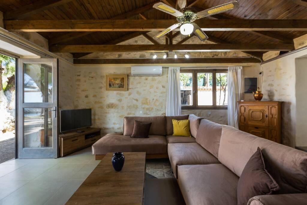 Villa Proto Helidoni - A Cozy Beachfront Villa Petres  المظهر الخارجي الصورة