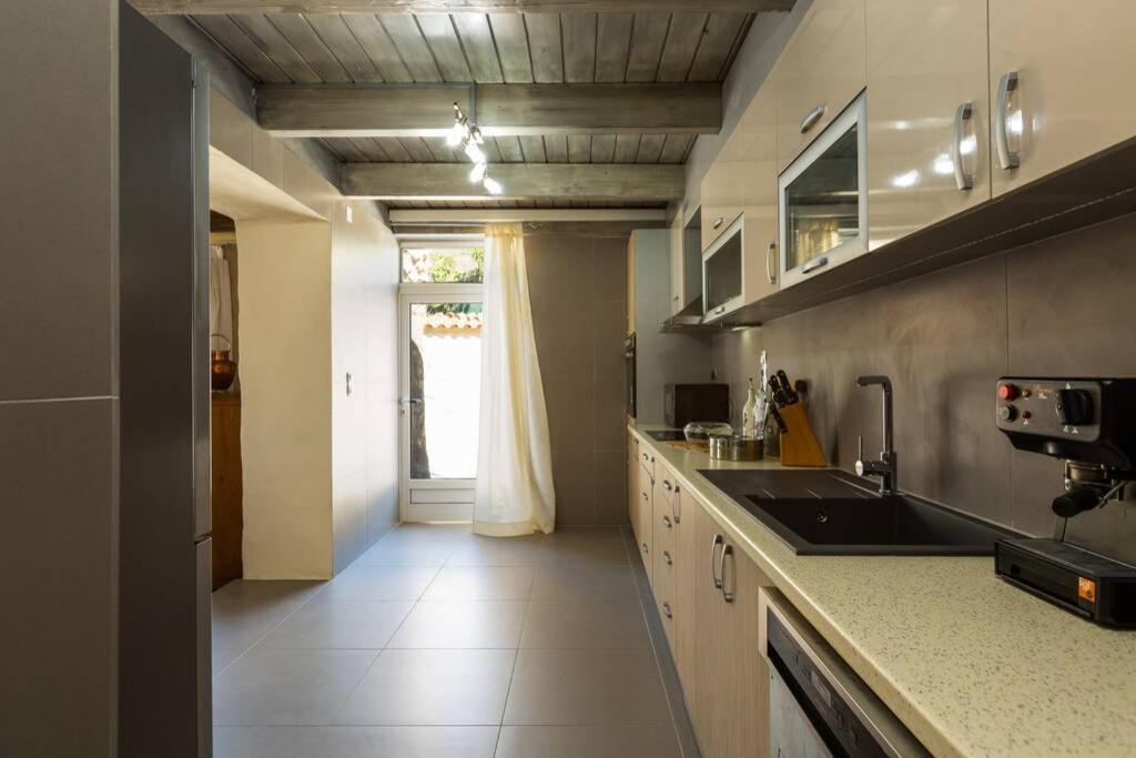 Villa Proto Helidoni - A Cozy Beachfront Villa Petres  المظهر الخارجي الصورة
