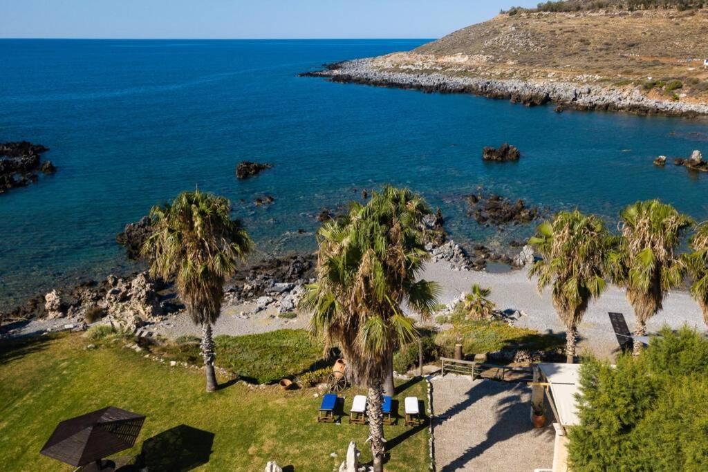 Villa Proto Helidoni - A Cozy Beachfront Villa Petres  المظهر الخارجي الصورة