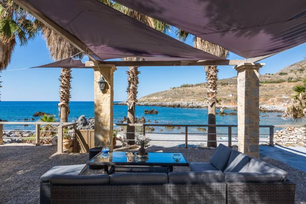 Villa Proto Helidoni - A Cozy Beachfront Villa Petres  المظهر الخارجي الصورة